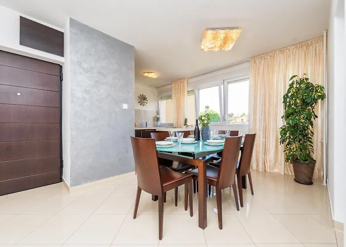 Marina Yacht 아파트